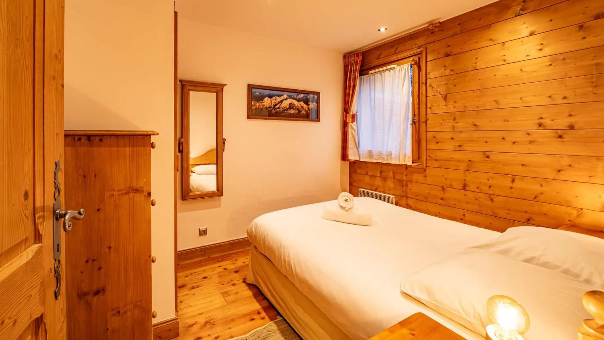 Апартаменты Alpine Garden - Truly Hidden Gem With Sunny Garden In Chamonix Town Center 0*,